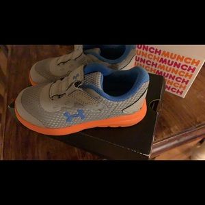 Underamour toddler boy shoes likes new with a box size 8